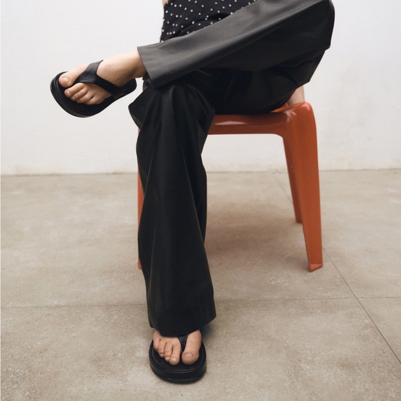 Nearly New Mango Collection Leather Flip Flips - Picture 1 of 11